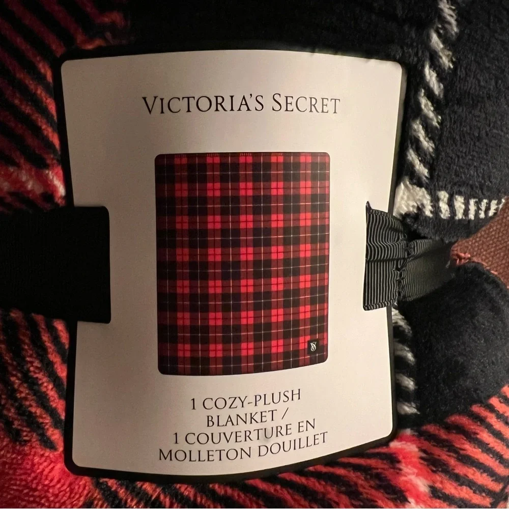 VICTORIA’S SECRET plaid blanket throw in black and red